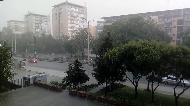 Извънредно! Трус със сила 4.8 по Рихтер разлюля Пловдив. Проливен дъжд с гръмотевична буря в Пловдив вчера а днес земетресение