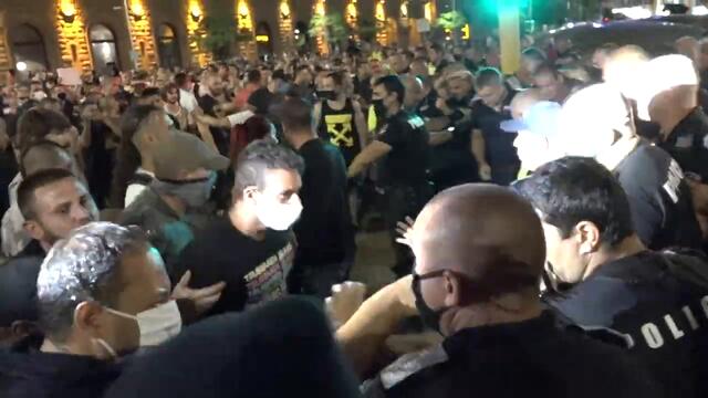 Кадрите от сблъсъка с полицията по време на протеста срещу правителството на Борисов - 10 юли 2020