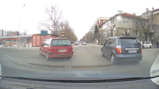 Руска рулетка на кръстовище в 'Кючук Париж' Пловдив