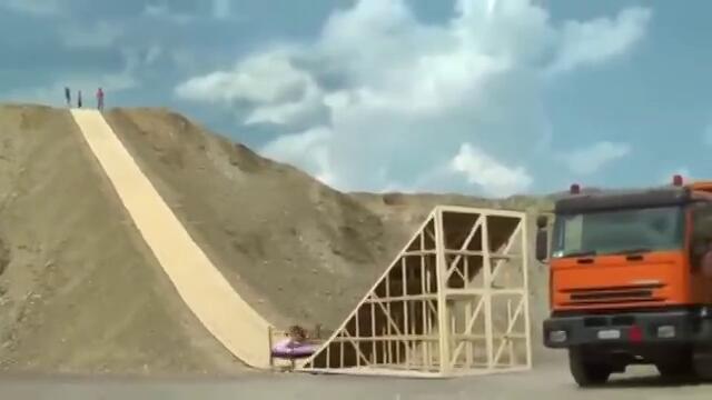 Адреналин! Пързаляне с легло над камиони - 2018