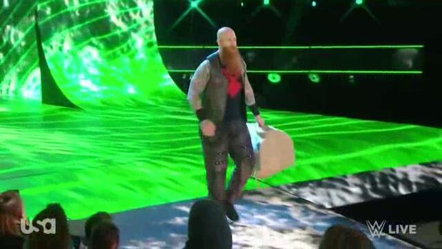 WWE Ерик Роуън разбива местен джобър