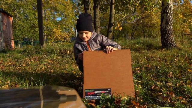 Макс открывает военный набор и оружие для детей видео про игрушки для мальчиков