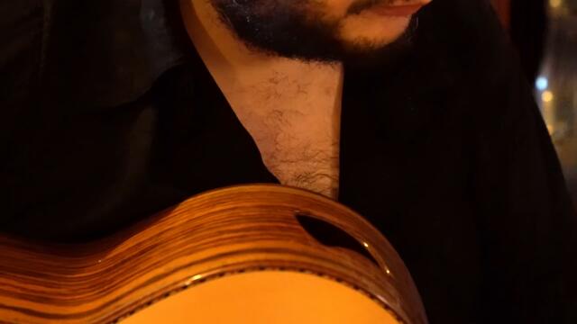 Yamandu Costa tocando violão de seis cordas.