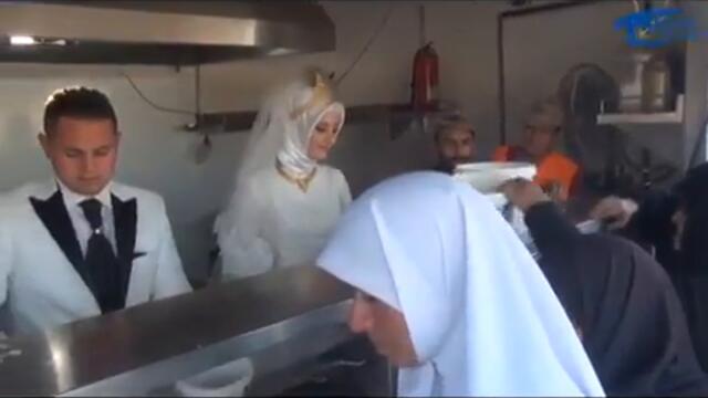 Турски младоженци !!! A Turkish bride and groom share wedding dinner / meal with thousands of Syrian refugees in Turkey