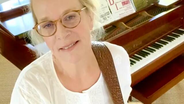 Mary Chapin Carpenter - Songs From Home Episode 33: Late For Your Life
