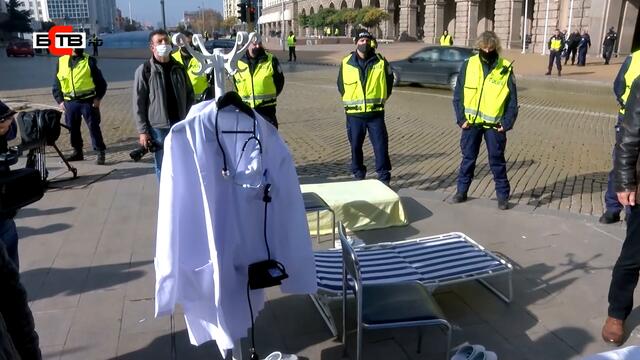 ПРОТЕСТЪТ НА ЛЕГЛАТА ПРЕД МС: НАЙ-ОПАСЕН ЗА ЗДРАВЕТО Е ПРЕМИЕРЪТ БОРИСОВ