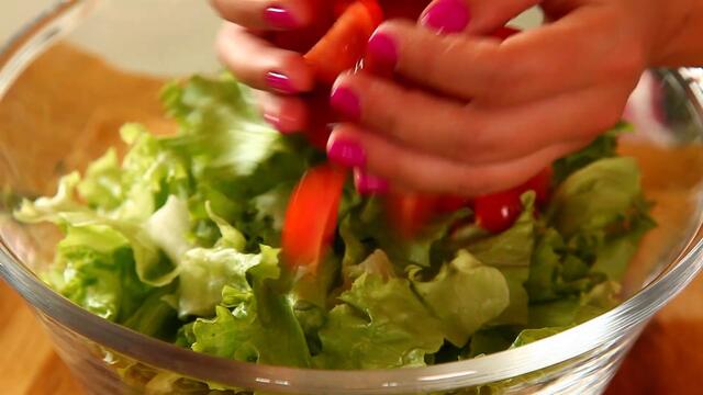 Салата с пиле, царевица и крутони (Видео рецепти в 1 минута еп.23)