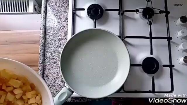 Невероятно вкусен и лесен кекс с ябълки, с две яйца.