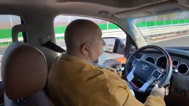 Бойко Борисов кара джипката без ръце