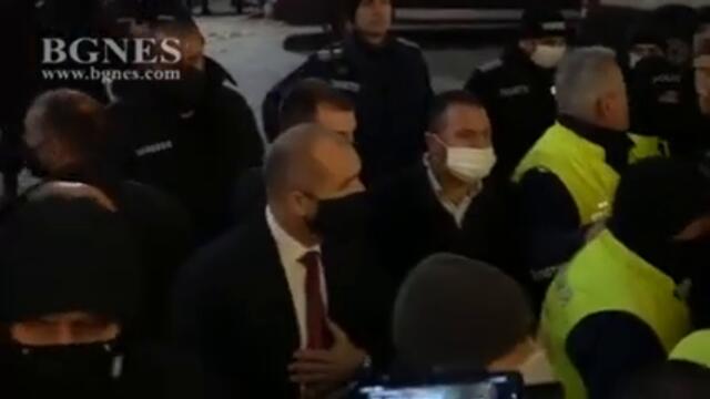 Протестиращи посрещнаха Радев на "Сан Стефано"