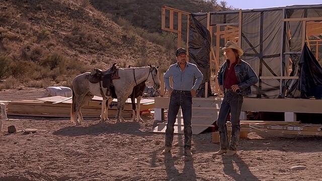 Val and Earl are Chased By A Graboid | Tremors (1990)