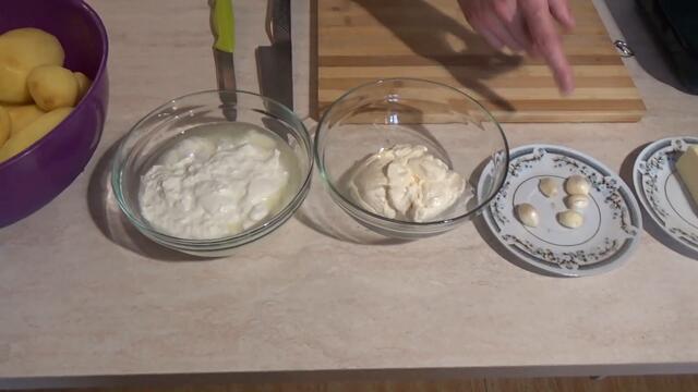 Цели печени картофи с чеснов сос