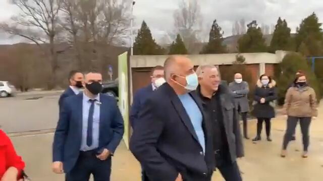 "Гледате ли как се строи магистралата," попита Бойко селски кметове
