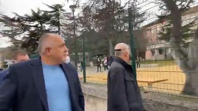 Борисов към деца: "Как сте пиленца, ходите ли на училище?