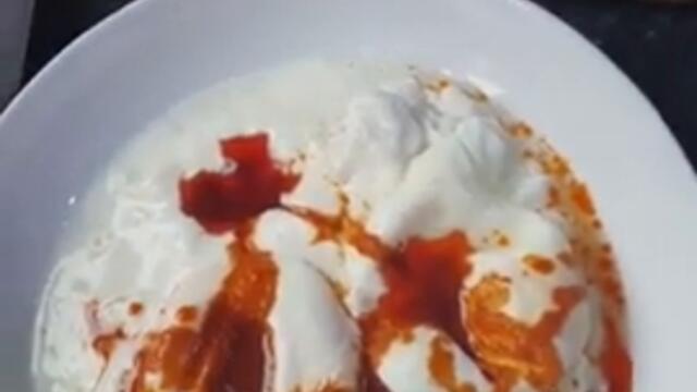 Вкусен обяд 🥰🥰🥰https://www.kakvodaqm.bg/…/yaytsa-po-panagyurski-ss-salata