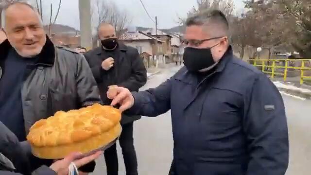 В Дъбница посрещнаха Бойко с прясно печен хляб и фасул