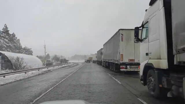 Колона от аварирали тирове се образува край Аксаково