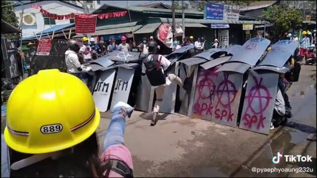 Myanmar: Anarchists taking riot street tactics to another level