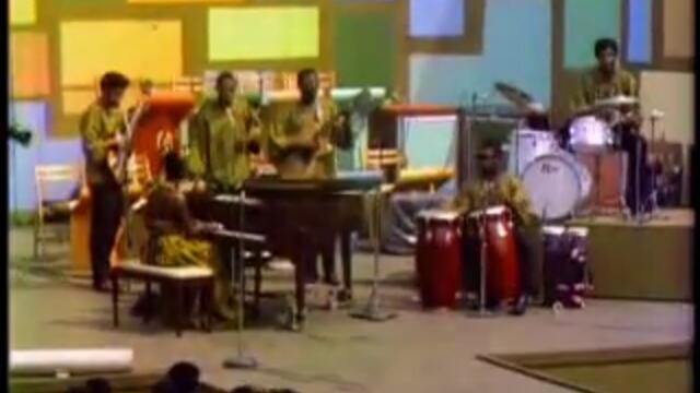 nina toba/this song reminds me about somali current situation we have nothin but smile .....